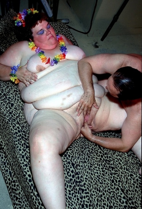 tatted white teen with big booty and tits loves getting wet pretty picture