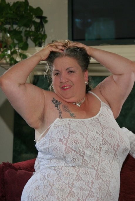 busty bbw reveals her tits free images