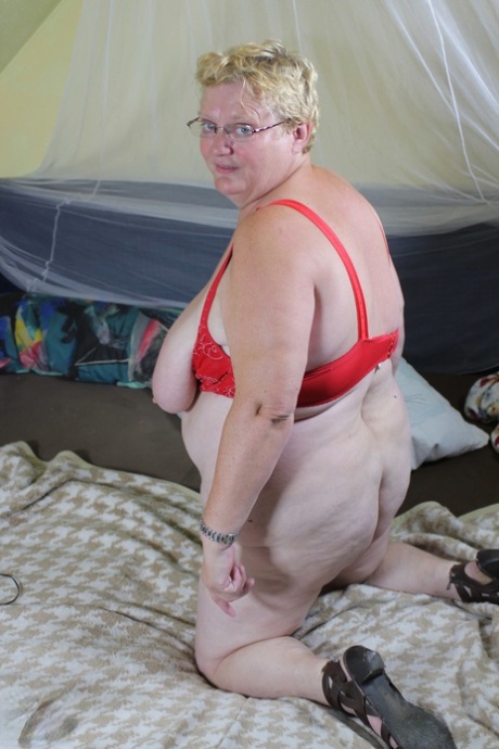 thick maid hot sexy photos