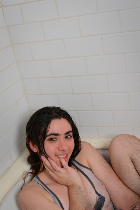 thick pumping cleaning kyana hot sexy pics