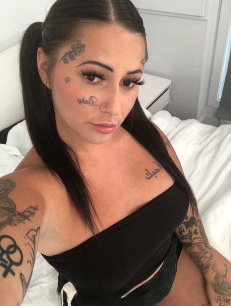 chubby british camgirl playing with her pussy sexy galleries