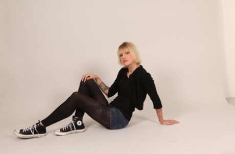 thick ebony lady facesits an older man naked pic