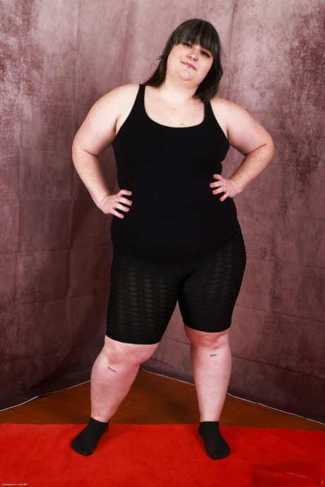curvy lesbian strap on nudes pics