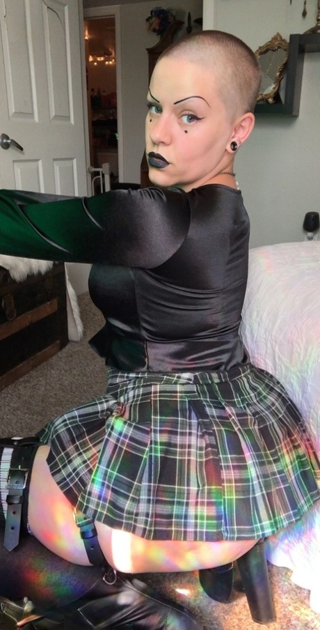 big booty white girl takes bbc free porn pictures