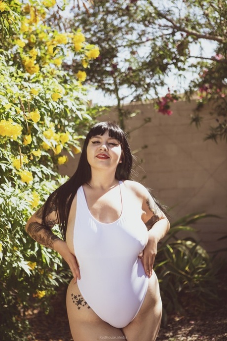 thick snow mama beautiful nude archive