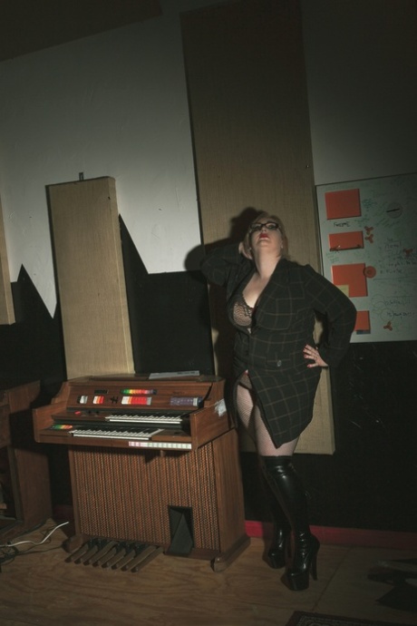 thick busty black exclusive pics