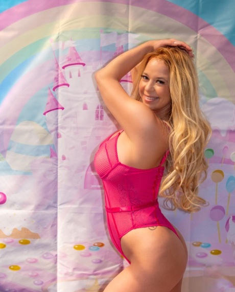 i am dreaming about a curvy babe while i am masturbating free xxx image