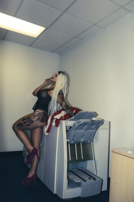nude amateur curvy blonde ass art porn pics