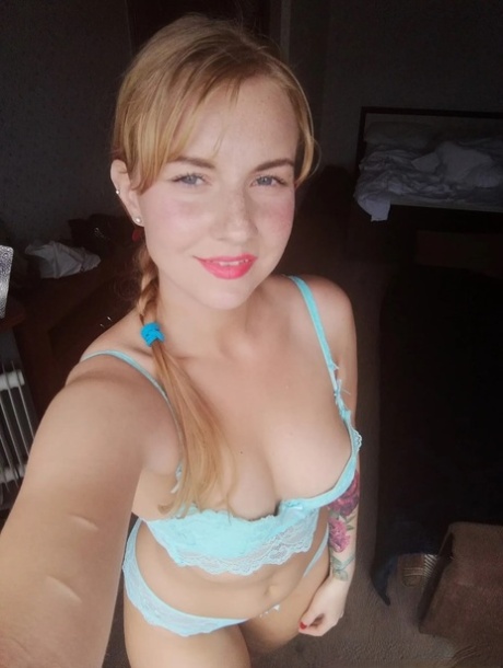 plump girl nude and dildoing exclusive photo