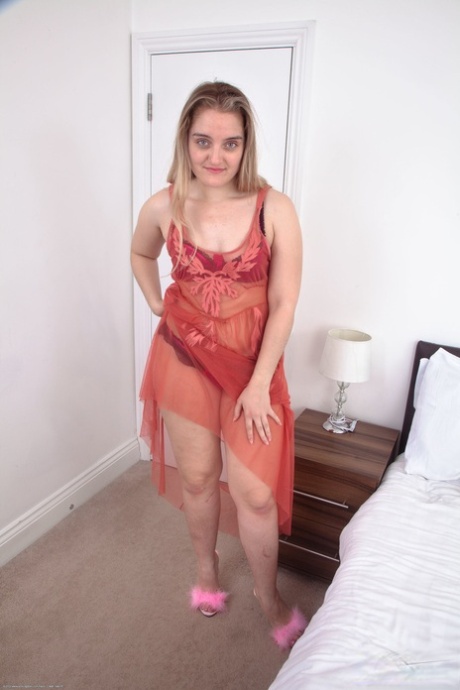sexy chubby blond cougar sexy picture