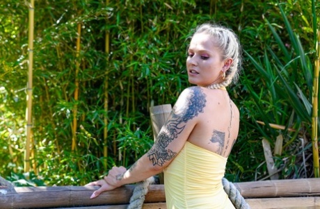 lesbians blonde big ass porn pics