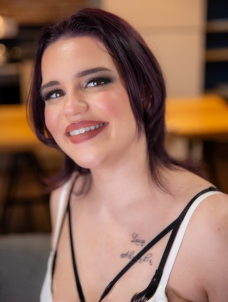 swingeing bombshell chokes on fat meat member free sexy picture