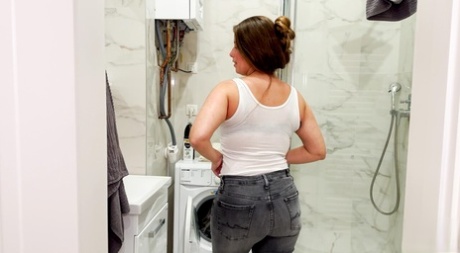 fat girls pissing free porn picture