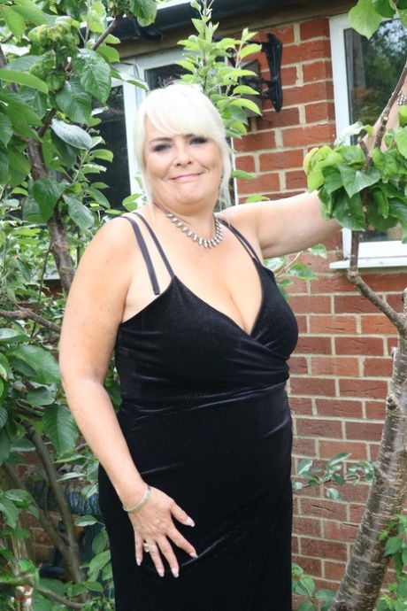 thick wife threesome free nude pic