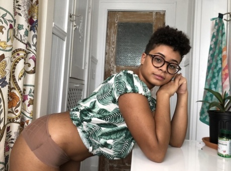 horny milf ith big booty hot nude pic