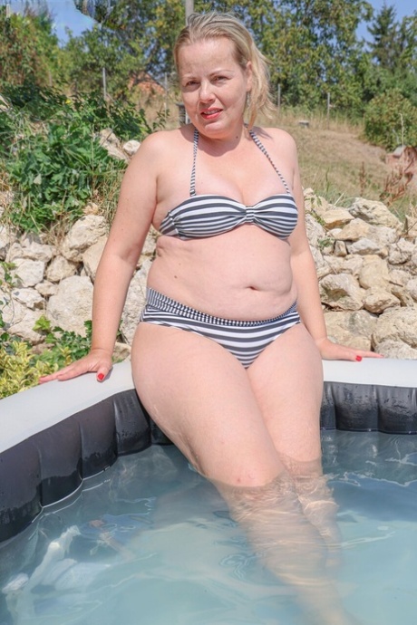 chubby blonde grandma with big tits nude gallery