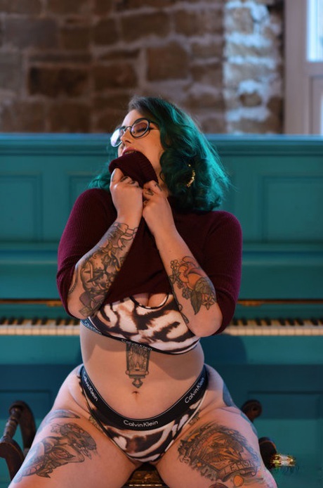 curvy waitress pornographic img