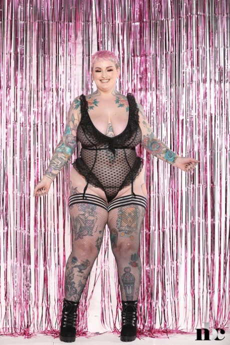 tempting mature josephine james brings out her fat boobs hot naked gallery
