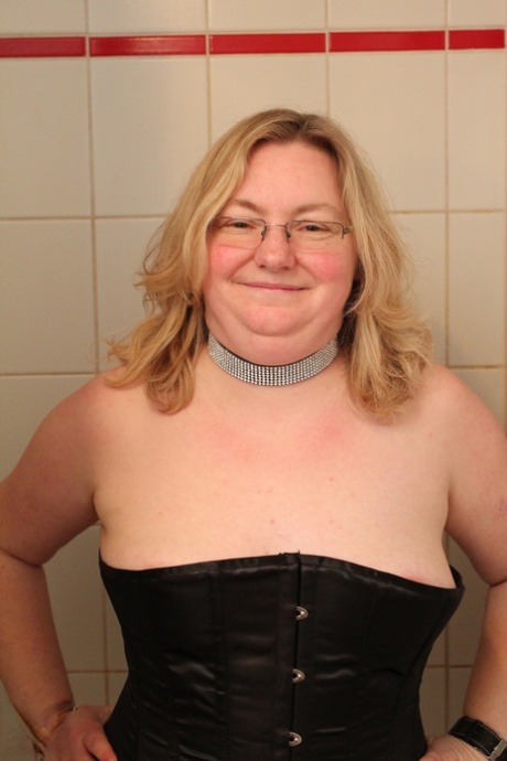 curvy milf riding sexy nude picture